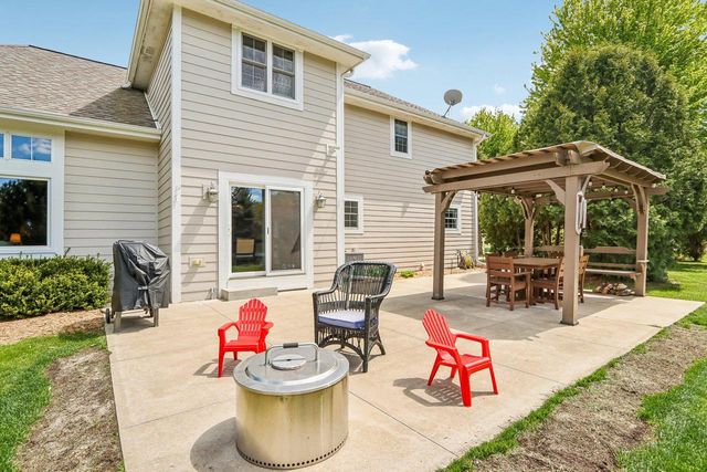 2335 Forest RUN, Summit, WI 53066