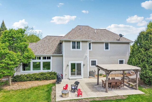 2335 Forest RUN, Summit, WI 53066