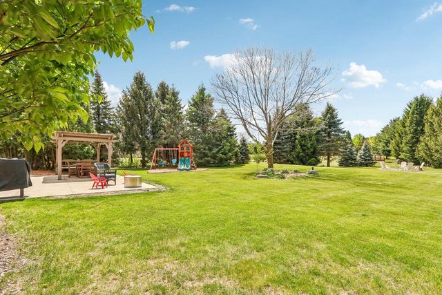 2335 Forest RUN, Summit, WI 53066