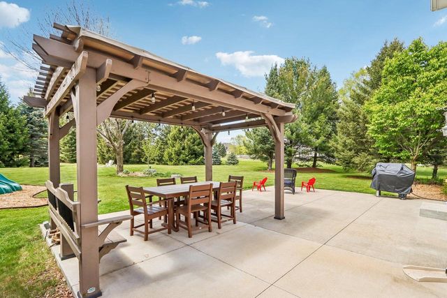 2335 Forest RUN, Summit, WI 53066