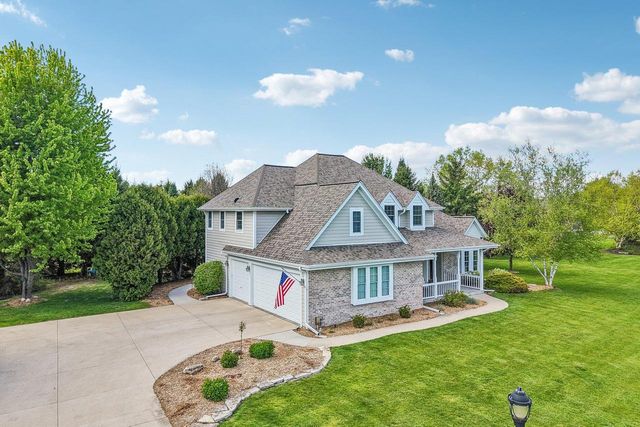 2335 Forest RUN, Summit, WI 53066