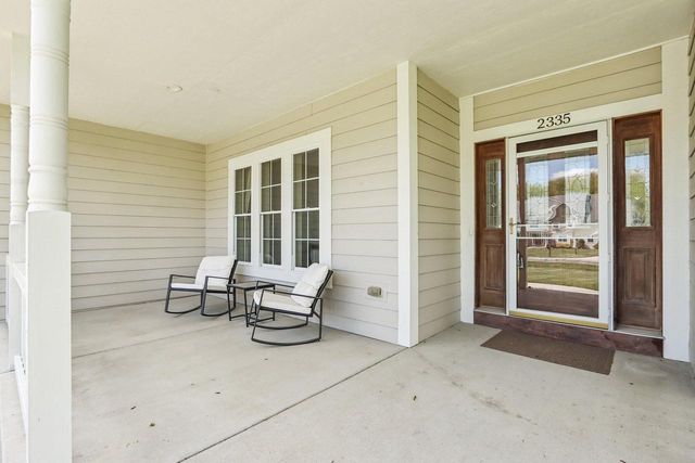 2335 Forest RUN, Summit, WI 53066