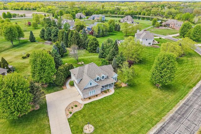 2335 Forest RUN, Summit, WI 53066