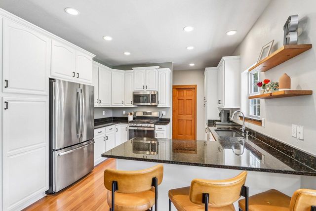 2335 Forest RUN, Summit, WI 53066
