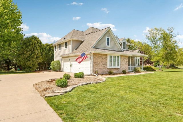 2335 Forest RUN, Summit, WI 53066