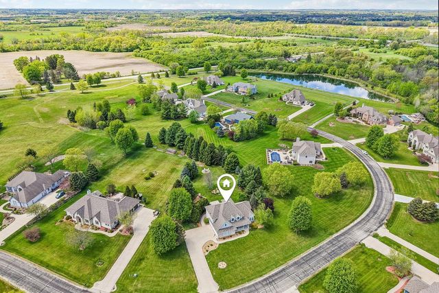 2335 Forest RUN, Summit, WI 53066