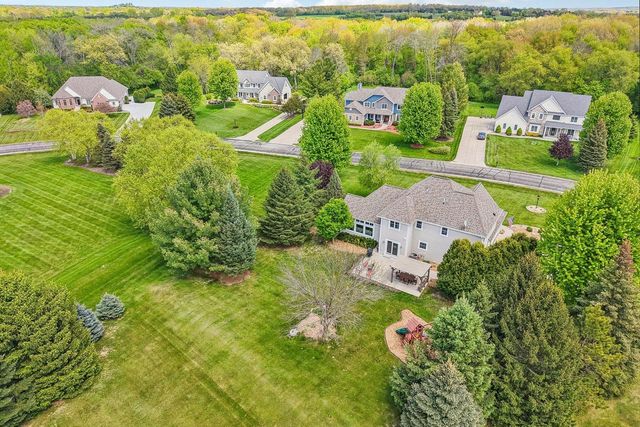 2335 Forest RUN, Summit, WI 53066