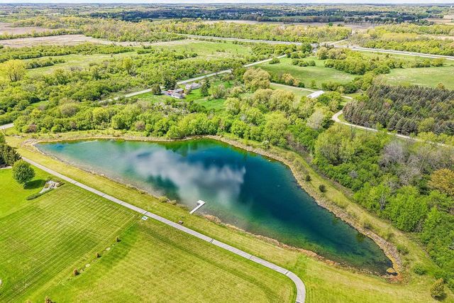 2335 Forest RUN, Summit, WI 53066