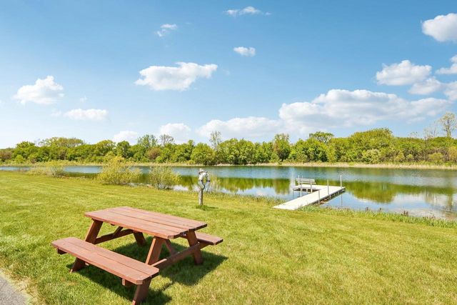 2335 Forest RUN, Summit, WI 53066