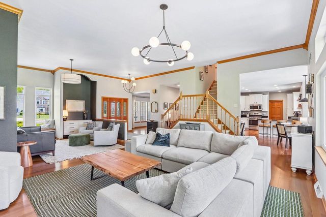 2335 Forest RUN, Summit, WI 53066