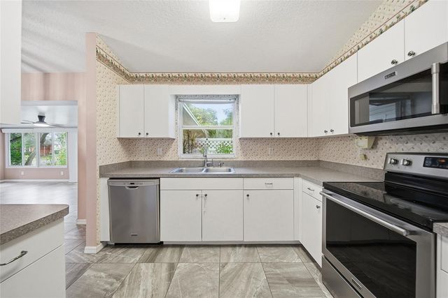 5942 17TH STREET, Zephyrhills, FL 33542