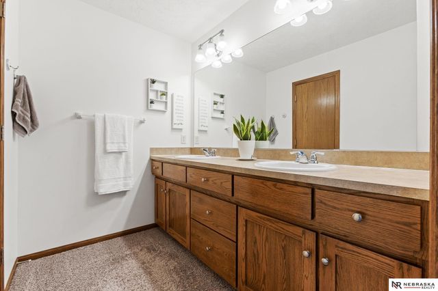 2240 Crystal Creek Drive, Papillion, NE 68046