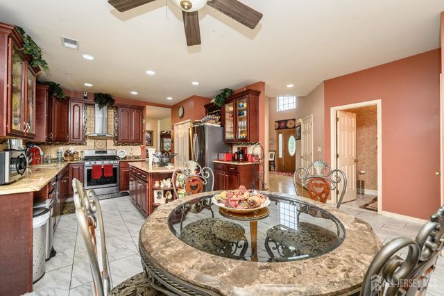 2 Garden Hills Drive, Franklin, NJ 08873