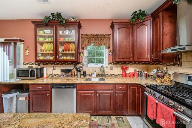 2 Garden Hills Drive, Franklin, NJ 08873