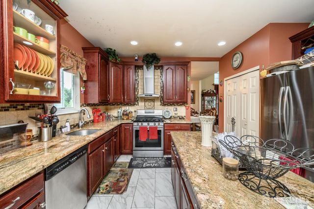 2 Garden Hills Drive, Franklin, NJ 08873