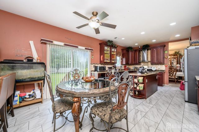 2 Garden Hills Drive, Franklin, NJ 08873