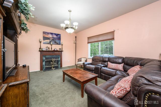 2 Garden Hills Drive, Franklin, NJ 08873