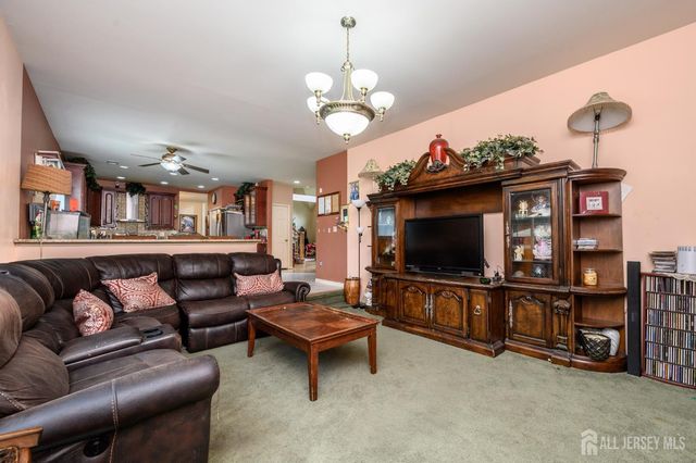 2 Garden Hills Drive, Franklin, NJ 08873