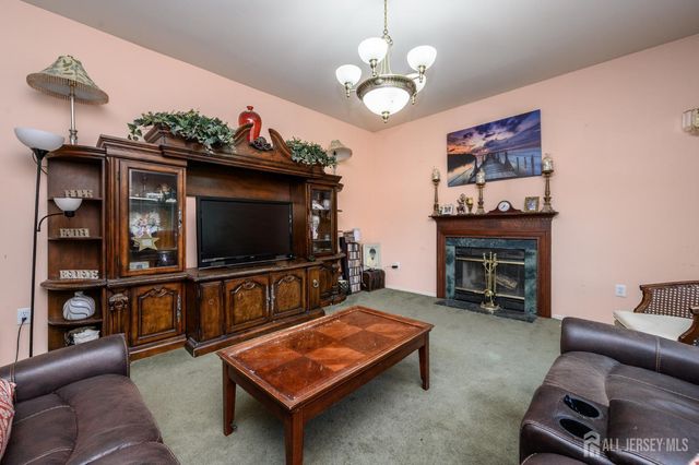 2 Garden Hills Drive, Franklin, NJ 08873