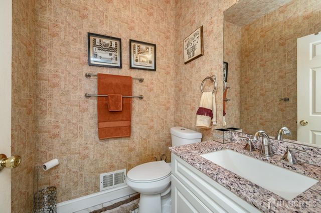 2 Garden Hills Drive, Franklin, NJ 08873