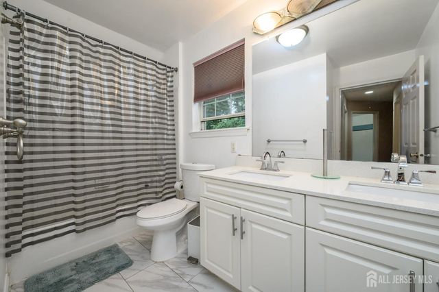 2 Garden Hills Drive, Franklin, NJ 08873