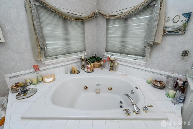 2 Garden Hills Drive, Franklin, NJ 08873