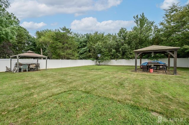2 Garden Hills Drive, Franklin, NJ 08873
