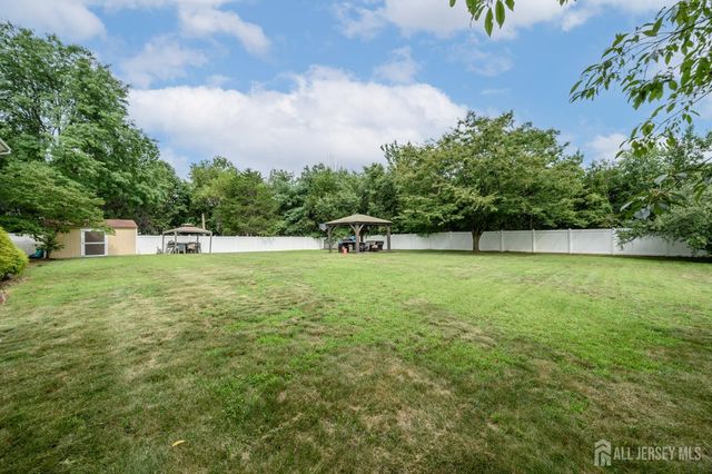 2 Garden Hills Drive, Franklin, NJ 08873