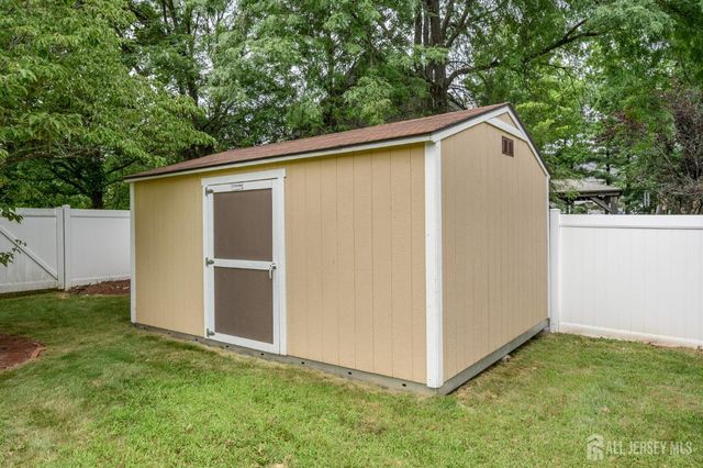 2 Garden Hills Drive, Franklin, NJ 08873