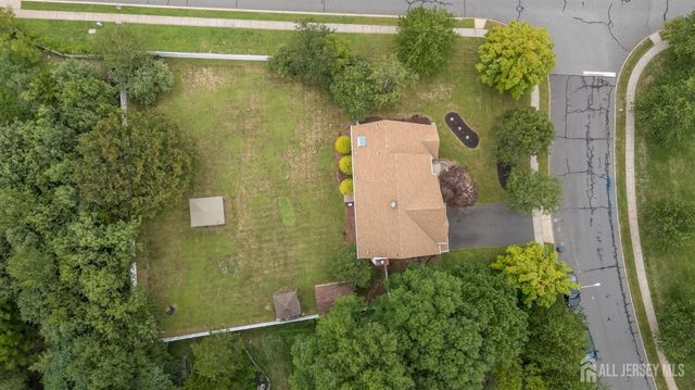 2 Garden Hills Drive, Franklin, NJ 08873