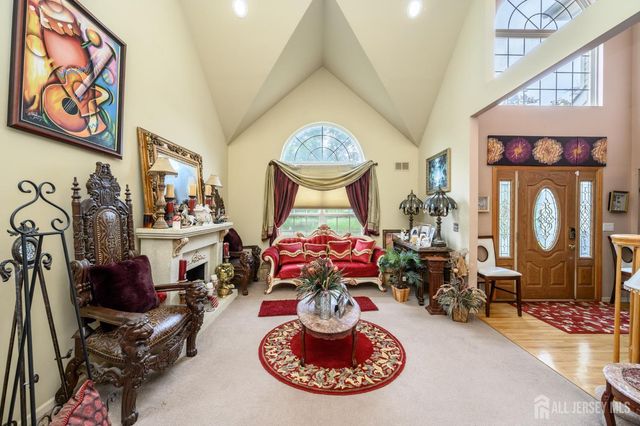 2 Garden Hills Drive, Franklin, NJ 08873
