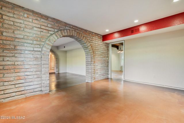 6901 N Ozona Drive, Tucson, AZ 85718