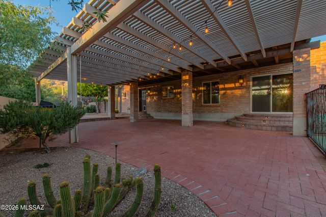 6901 N Ozona Drive, Tucson, AZ 85718