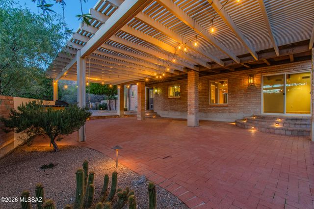 6901 N Ozona Drive, Tucson, AZ 85718