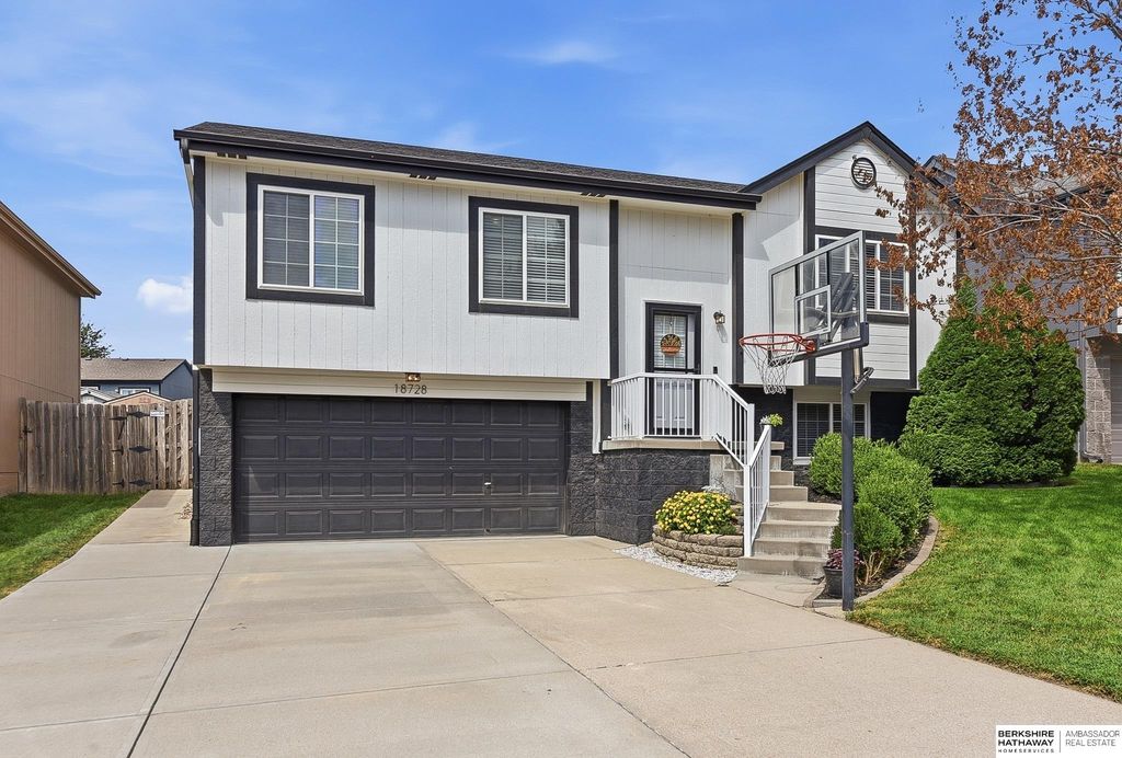 18728 W Street, Omaha, NE 68135