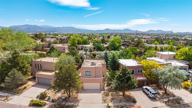 2933 Viaje Pavo Real, Santa Fe, NM 87505