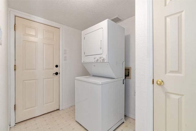 2933 Viaje Pavo Real, Santa Fe, NM 87505