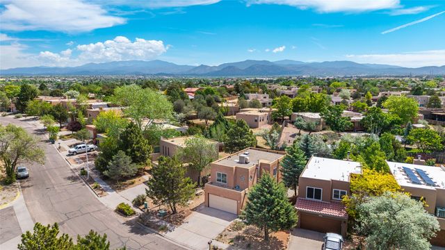 2933 Viaje Pavo Real, Santa Fe, NM 87505