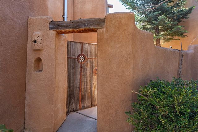 2933 Viaje Pavo Real, Santa Fe, NM 87505