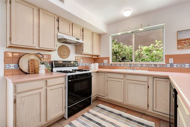 2933 Viaje Pavo Real, Santa Fe, NM 87505