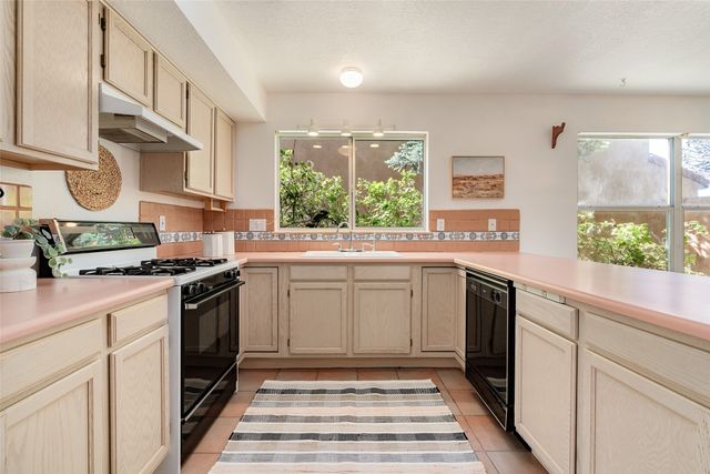 2933 Viaje Pavo Real, Santa Fe, NM 87505