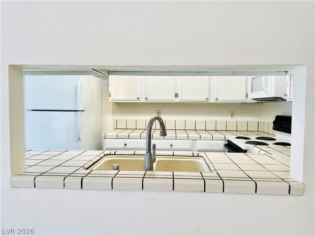 5086 Jeffreys Street 201, Las Vegas, NV 89119
