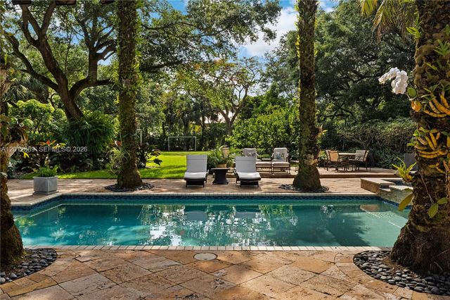 6801 SW 94th St, Pinecrest, FL 33156