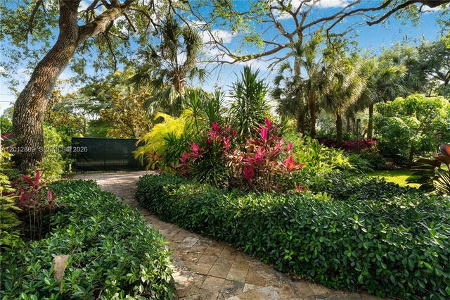 6801 SW 94th St, Pinecrest, FL 33156
