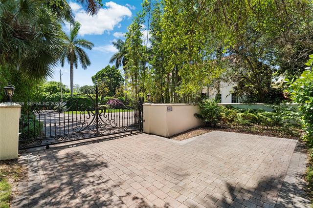 6801 SW 94th St, Pinecrest, FL 33156