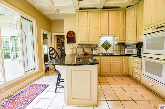 116 Country Club Ln, Paducah, KY 42001