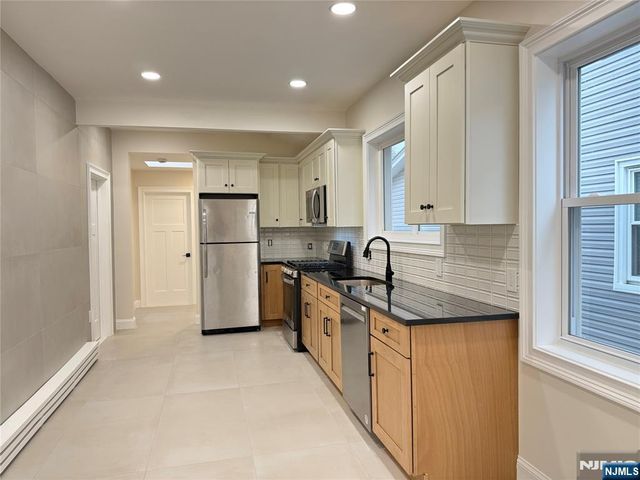 21 Livingston Avenue 1st fl, Lyndhurst, NJ 07071