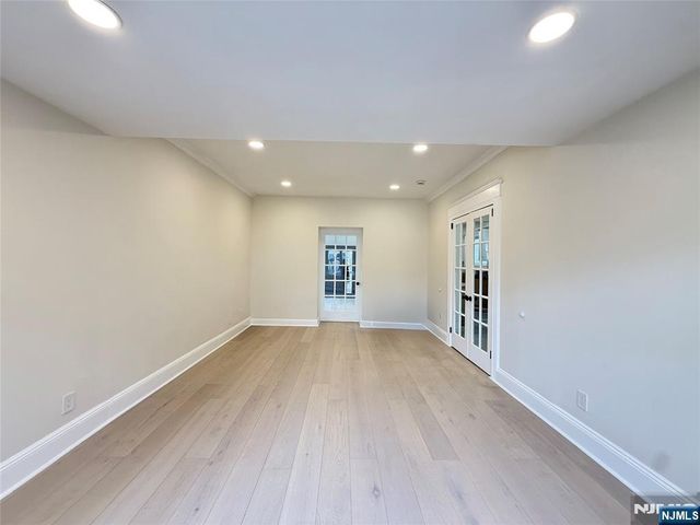 21 Livingston Avenue 1st fl, Lyndhurst, NJ 07071