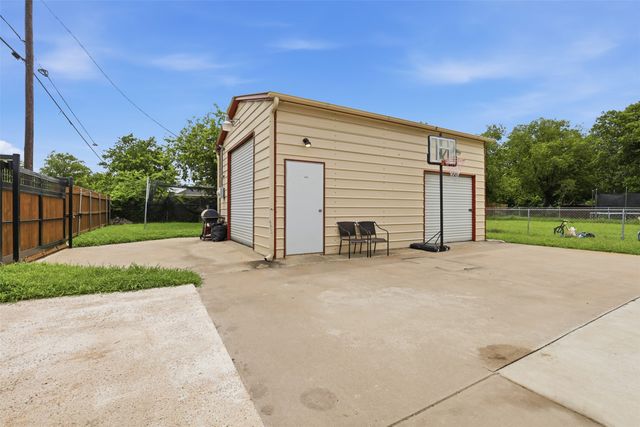 201 Eastland Street, Cleburne, TX 76031