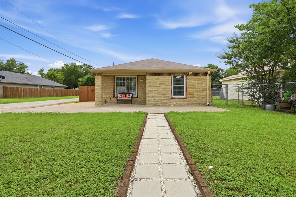 201 Eastland Street, Cleburne, TX 76031